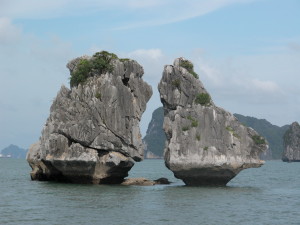 Ha_Long_bay_The_Kissing_Rocks